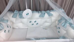 PEPPIbambini ROYAL White Mint Sweet Dreams Baby-Bettwaren, 11-teilig, Bettwäsche, 100% Baumwolle mit Stickerei + Moskitonetz – Bild 4